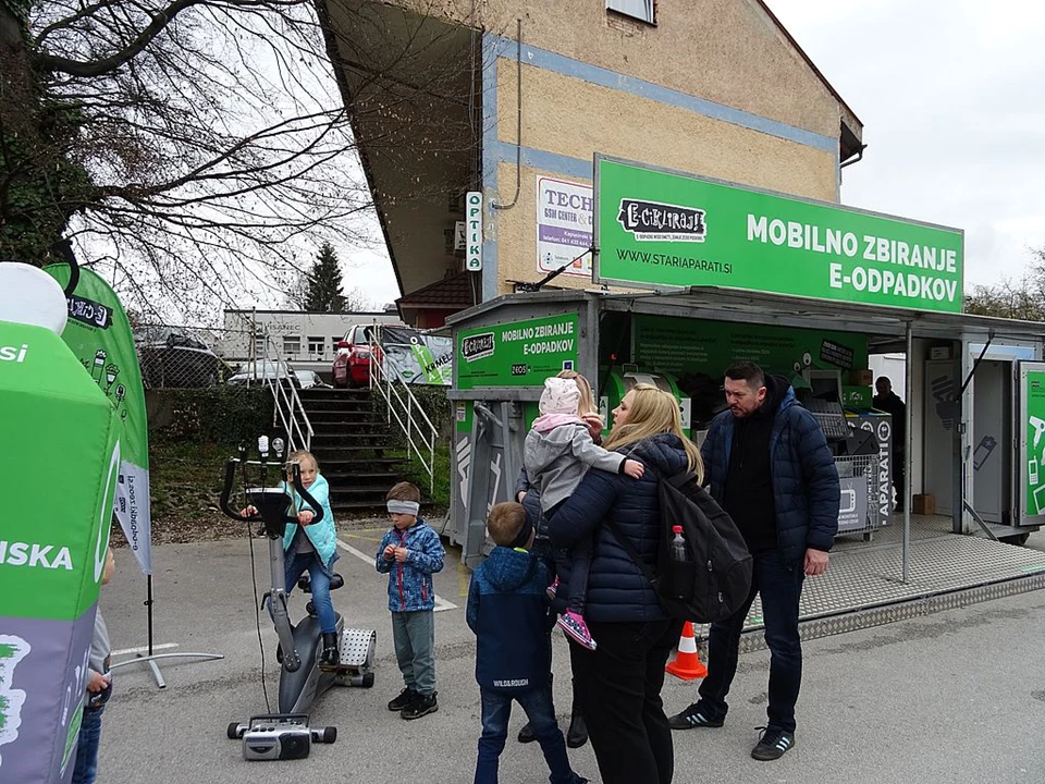 Mobilko odprl sezono zbiranja starih aparatov v Škofji Loki