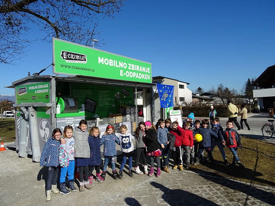 Mobilna akcija še delujočih in nedelujočih starih aparatov ter  odpadnih baterij pred OŠ Domžale