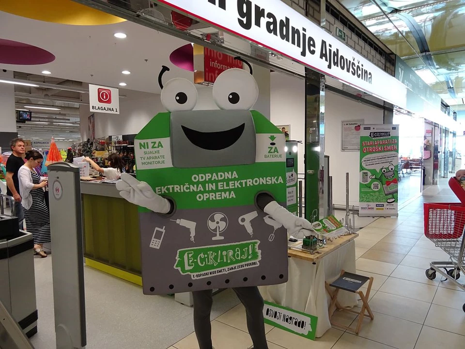 V M Tehniki so ajdovke in ajdovci E-ciklirali