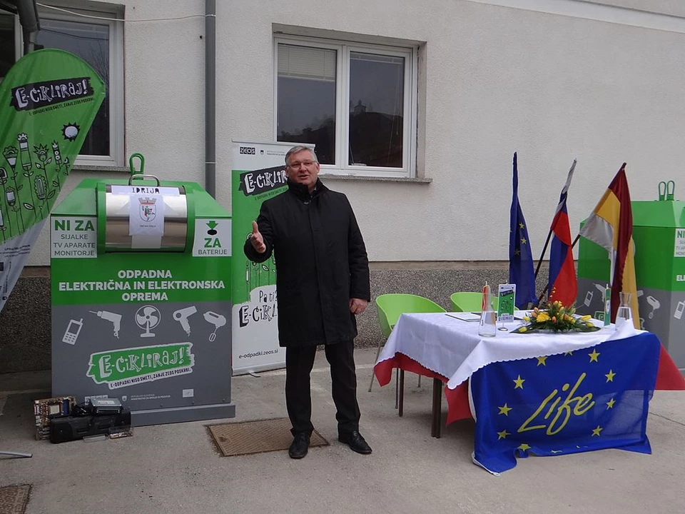 Novi ulični zbiralniki za odslužene male aparate in baterije v Idriji in Cerknem 