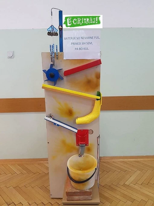 Baterije so nevarne ful, prinesi jih sem, pa bo kul! (OŠ 27. julij) Baterije so nevarne ful, prinesi jih sem, pa bo kul! (OŠ 27. julij)