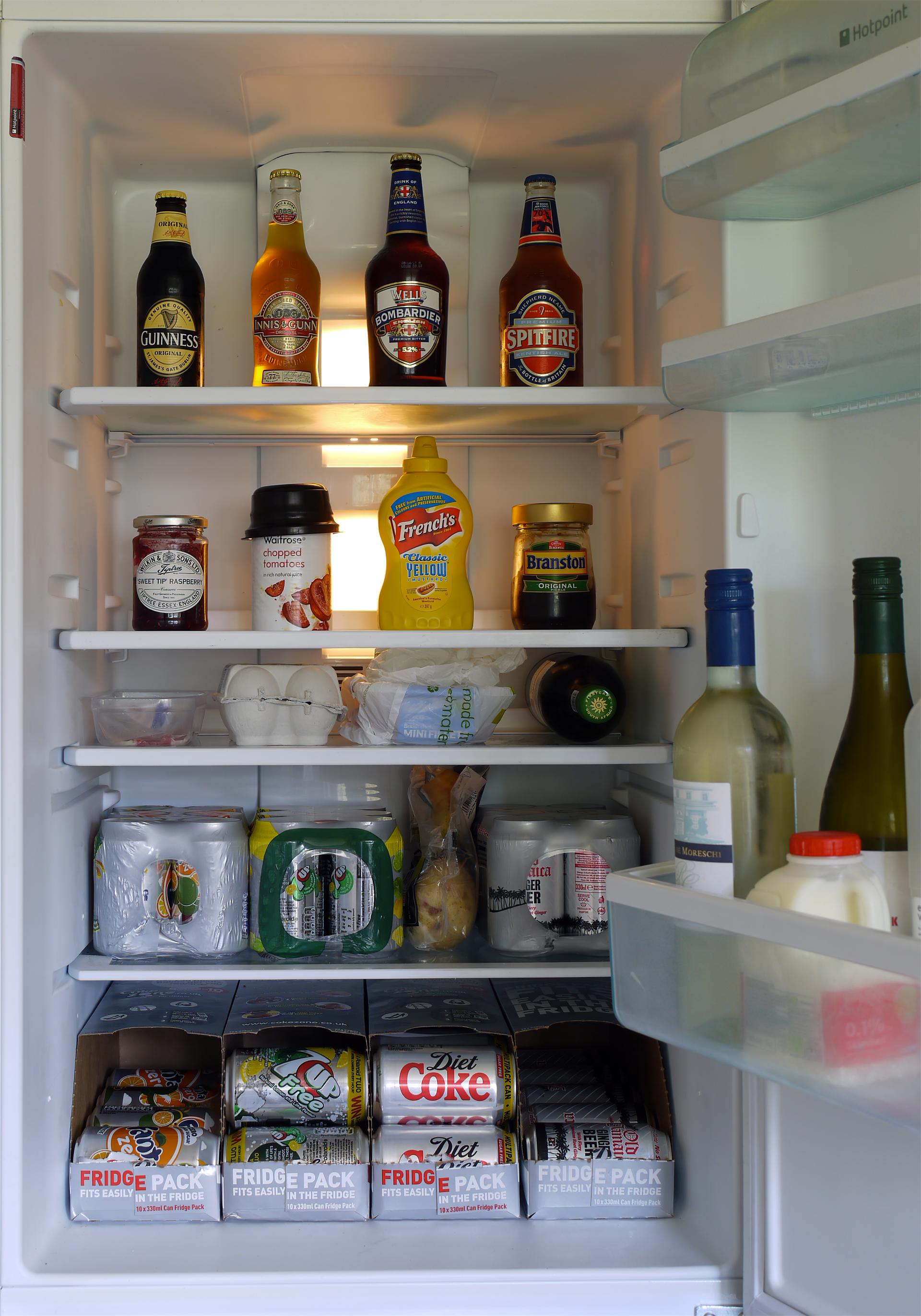 Pravilno razporejena živila v hladilniku